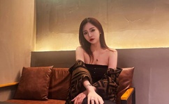 他趴在我两腿中间吸我视频